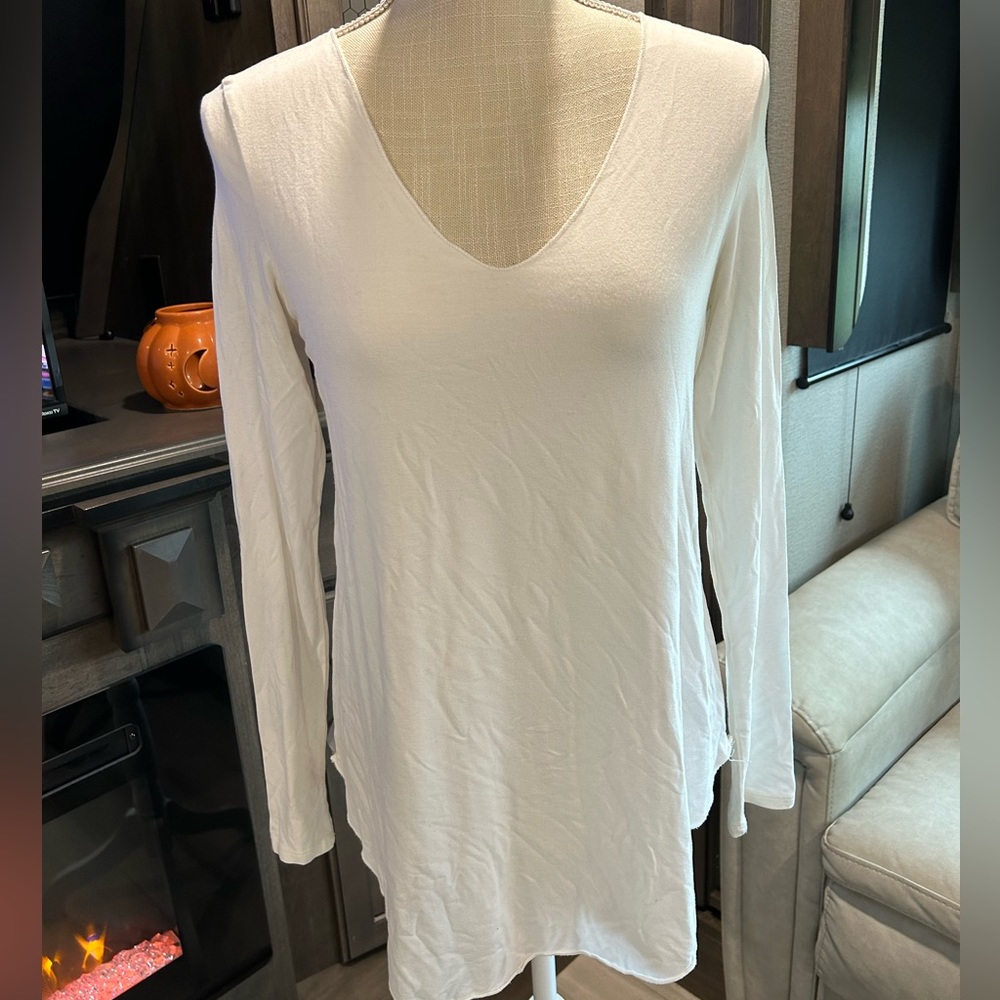Mod Ref Ivory Long Sleeve V-Neck top Size Small